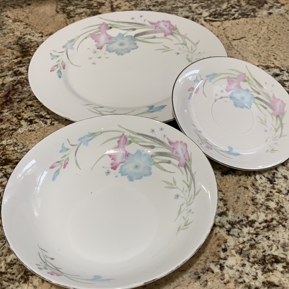 Three piece dinnerware - Picture 2 of 2